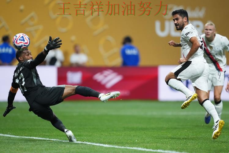 曼城在羽毛球公开赛中战平对手后晋级前景生变 使竞争形势愈发激烈